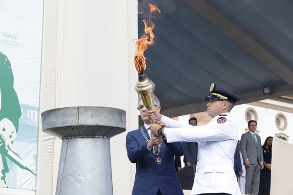 Praça Tiradentes, no centro de Ouro Preto, recebe a tradicional honra militar, com presença dos Dragões da Inconfidência