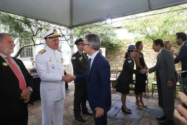 Praça Tiradentes, no centro de Ouro Preto, recebe a tradicional honra militar, com presença dos Dragões da Inconfidência