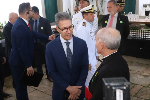 Praça Tiradentes, no centro de Ouro Preto, recebe a tradicional honra militar, com presença dos Dragões da Inconfidência