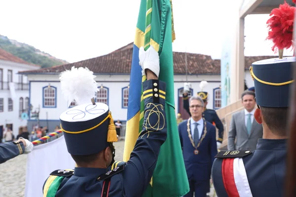 Praça Tiradentes, no centro de Ouro Preto, recebe a tradicional honra militar, com presença dos Dragões da Inconfidência