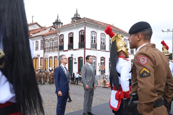 Praça Tiradentes, no centro de Ouro Preto, recebe a tradicional honra militar, com presença dos Dragões da Inconfidência