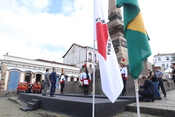 Praça Tiradentes, no centro de Ouro Preto, recebe a tradicional honra militar, com presença dos Dragões da Inconfidência