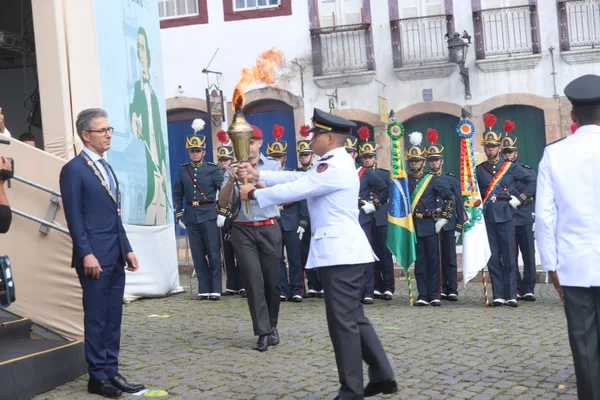 Praça Tiradentes, no centro de Ouro Preto, recebe a tradicional honra militar, com presença dos Dragões da Inconfidência