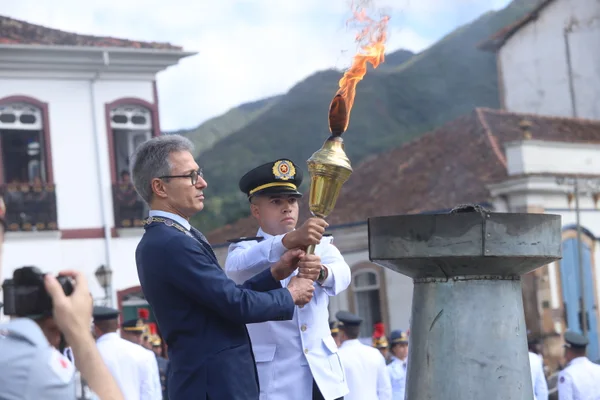 Praça Tiradentes, no centro de Ouro Preto, recebe a tradicional honra militar, com presença dos Dragões da Inconfidência