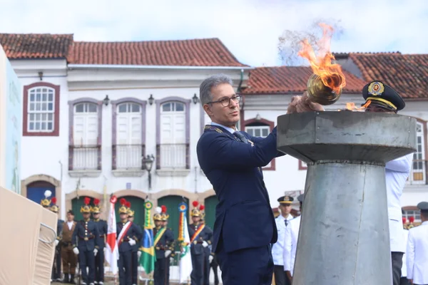 Praça Tiradentes, no centro de Ouro Preto, recebe a tradicional honra militar, com presença dos Dragões da Inconfidência