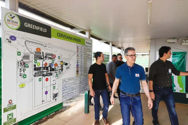 Governo de Minas reforça parceria com gigante do setor cervejeiro para expansão industrial em Passos