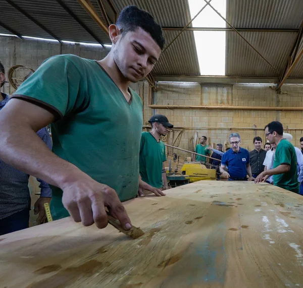 Governo de Minas reforça parceria com gigante do setor cervejeiro para expansão industrial em Passos