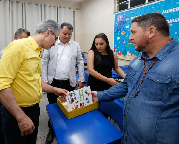 Governador vistoria escola municipal beneficiada pelo Projeto Mãos Dadas e Centro de Especialidades Médicas em Piracema