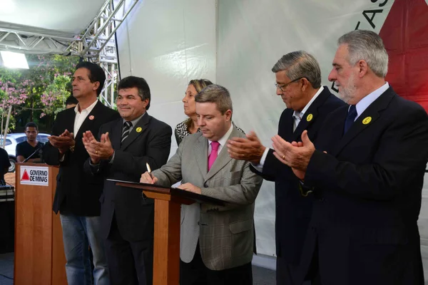 Anastasia assinou despacho determinando início da restauração da avenida José Ananias Aguiar