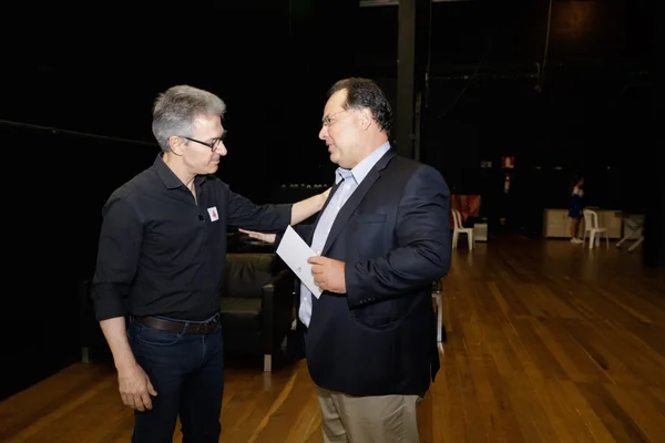 Governador de Minas compartilha experiências de liderança e empreendedorismo com jovens de clube em Belo Horizonte