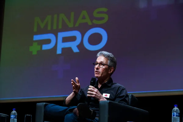 Governador de Minas compartilha experiências de liderança e empreendedorismo com jovens de clube em Belo Horizonte