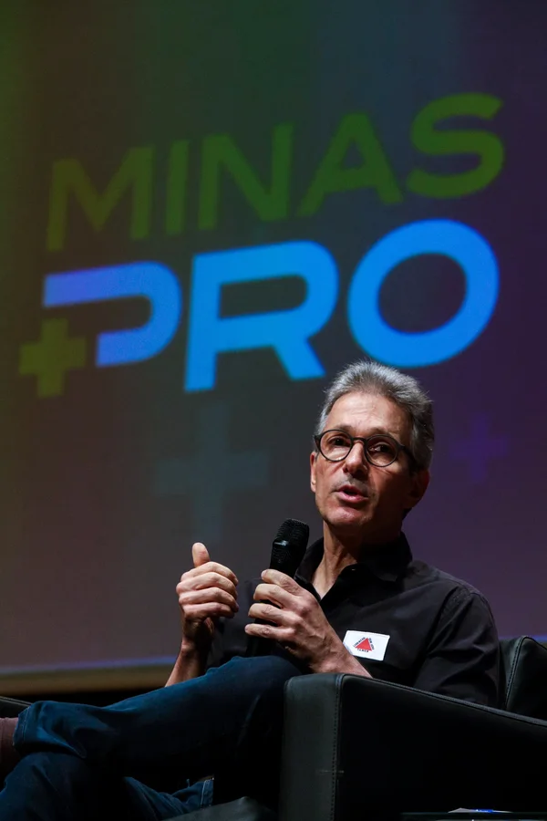 Governador de Minas compartilha experiências de liderança e empreendedorismo com jovens de clube em Belo Horizonte