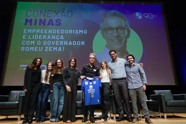 Governador de Minas compartilha experiências de liderança e empreendedorismo com jovens de clube em Belo Horizonte