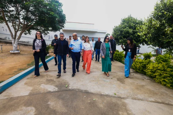Governo de Minas vistoria escola municipal beneficiada pelo Projeto Mãos Dadas em Águas Vermelhas