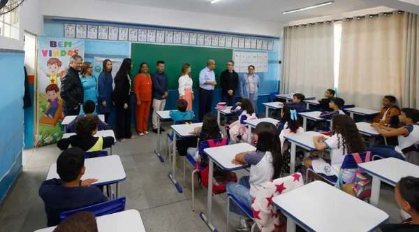Governo de Minas vistoria escola municipal beneficiada pelo Projeto Mãos Dadas em Águas Vermelhas