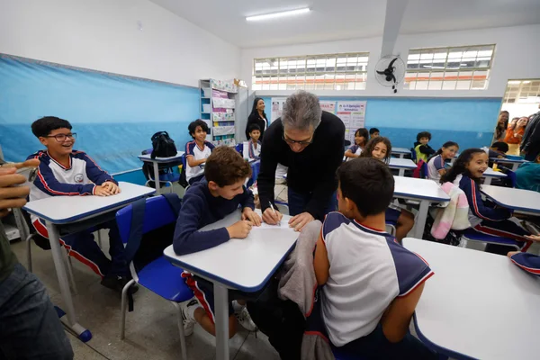 Governo de Minas vistoria escola municipal beneficiada pelo Projeto Mãos Dadas em Águas Vermelhas