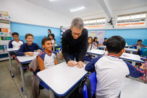 Governo de Minas vistoria escola municipal beneficiada pelo Projeto Mãos Dadas em Águas Vermelhas
