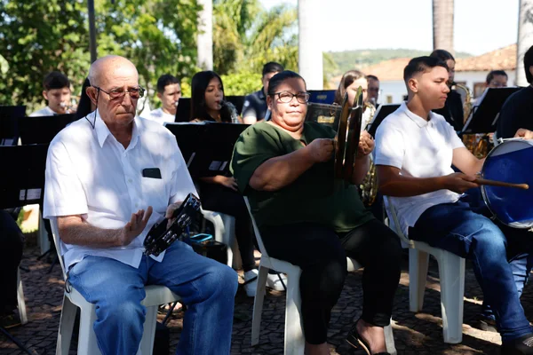 Governador vistoria escolas estaduais no Triângulo Mineiro e Alto Paranaíba, se encontra com população e visita Apae na região