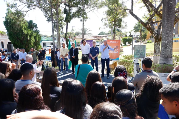 Governador vistoria escolas estaduais no Triângulo Mineiro e Alto Paranaíba, se encontra com população e visita Apae na região