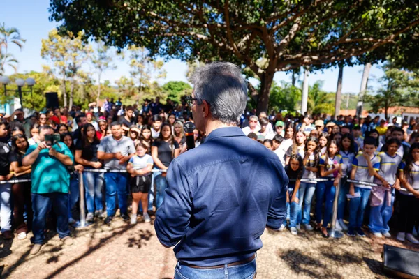 Governador vistoria escolas estaduais no Triângulo Mineiro e Alto Paranaíba, se encontra com população e visita Apae na região