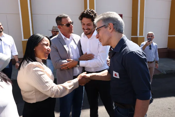 Governador vistoria escolas estaduais no Triângulo Mineiro e Alto Paranaíba, se encontra com população e visita Apae na região
