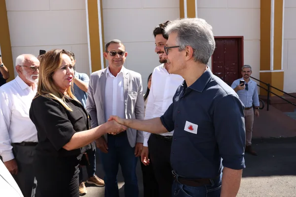 Governador vistoria escolas estaduais no Triângulo Mineiro e Alto Paranaíba, se encontra com população e visita Apae na região