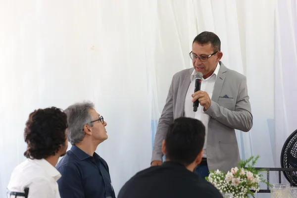 Governador vistoria escolas estaduais no Triângulo Mineiro e Alto Paranaíba, se encontra com população e visita Apae na região