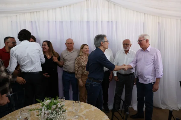 Governador vistoria escolas estaduais no Triângulo Mineiro e Alto Paranaíba, se encontra com população e visita Apae na região