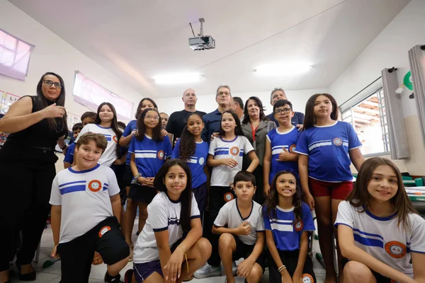 Governador vistoria escolas estaduais no Triângulo Mineiro e Alto Paranaíba, se encontra com população e visita Apae na região