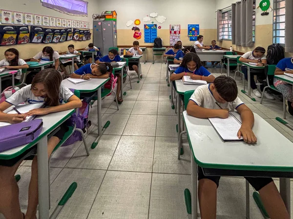 Governador vistoria escolas estaduais no Triângulo Mineiro e Alto Paranaíba, se encontra com população e visita Apae na região