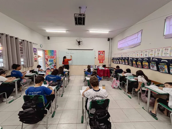 Governador vistoria escolas estaduais no Triângulo Mineiro e Alto Paranaíba, se encontra com população e visita Apae na região