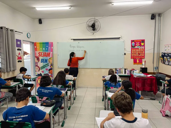 Governador vistoria escolas estaduais no Triângulo Mineiro e Alto Paranaíba, se encontra com população e visita Apae na região