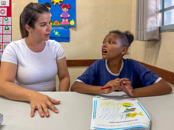 Governador vistoria escolas estaduais no Triângulo Mineiro e Alto Paranaíba, se encontra com população e visita Apae na região