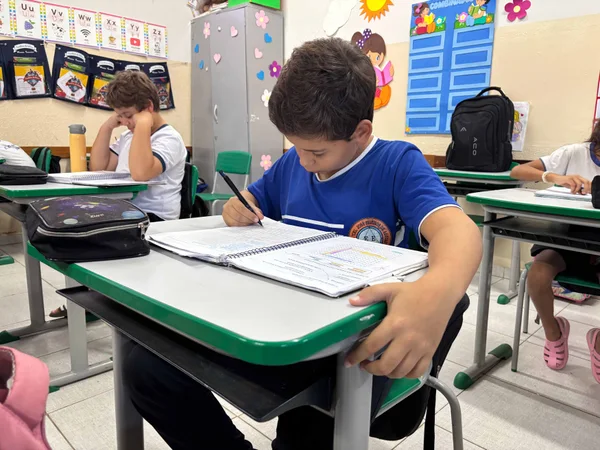 Governador vistoria escolas estaduais no Triângulo Mineiro e Alto Paranaíba, se encontra com população e visita Apae na região