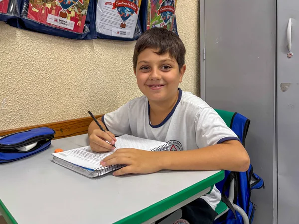Governador vistoria escolas estaduais no Triângulo Mineiro e Alto Paranaíba, se encontra com população e visita Apae na região