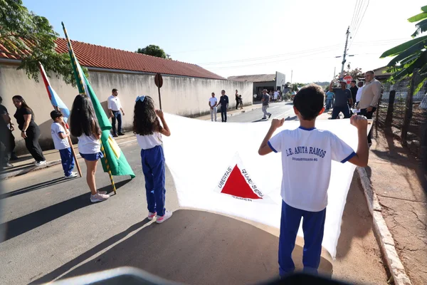 Governador vistoria escolas estaduais no Triângulo Mineiro e Alto Paranaíba, se encontra com população e visita Apae na região