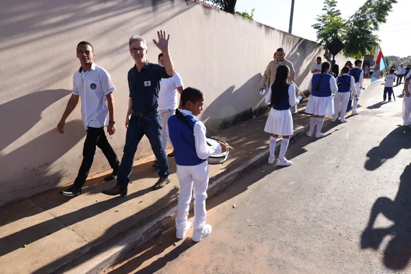 Governador vistoria escolas estaduais no Triângulo Mineiro e Alto Paranaíba, se encontra com população e visita Apae na região