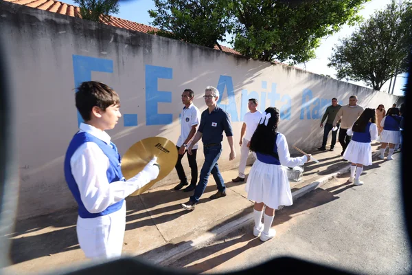 Governador vistoria escolas estaduais no Triângulo Mineiro e Alto Paranaíba, se encontra com população e visita Apae na região