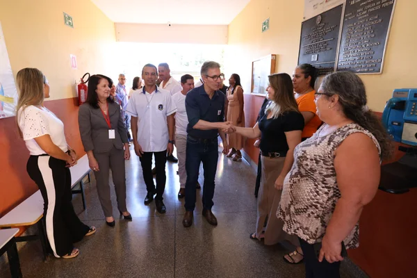 Governador vistoria escolas estaduais no Triângulo Mineiro e Alto Paranaíba, se encontra com população e visita Apae na região