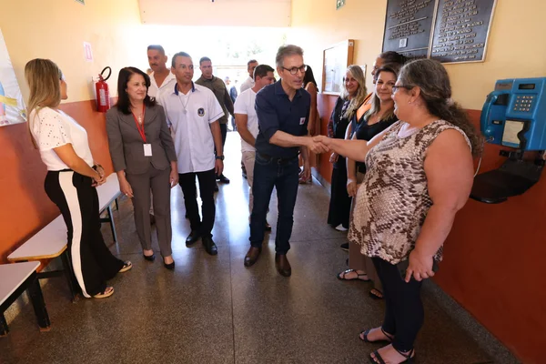 Governador vistoria escolas estaduais no Triângulo Mineiro e Alto Paranaíba, se encontra com população e visita Apae na região