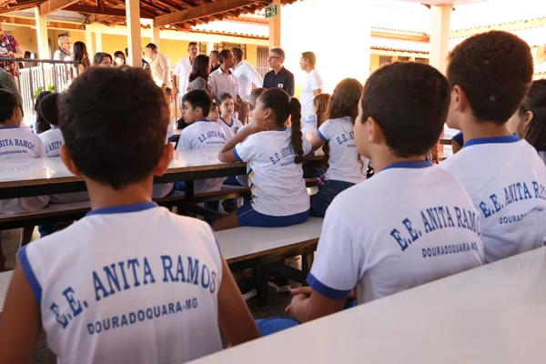 Governador vistoria escolas estaduais no Triângulo Mineiro e Alto Paranaíba, se encontra com população e visita Apae na região