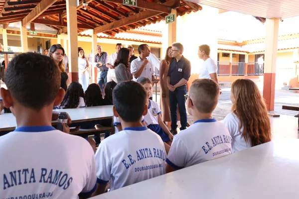 Governador vistoria escolas estaduais no Triângulo Mineiro e Alto Paranaíba, se encontra com população e visita Apae na região