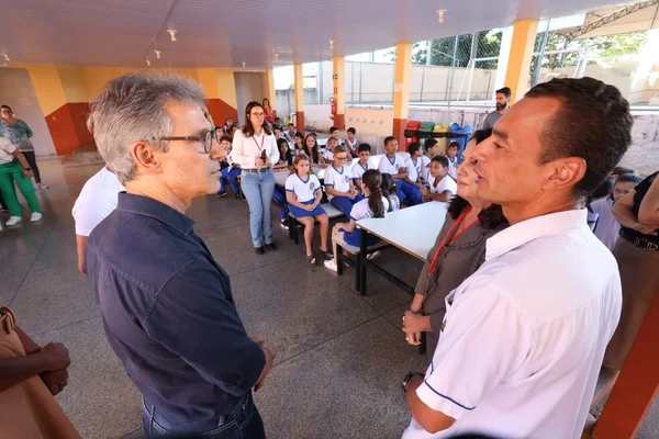 Governador vistoria escolas estaduais no Triângulo Mineiro e Alto Paranaíba, se encontra com população e visita Apae na região