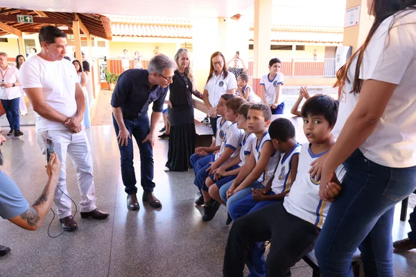 Governador vistoria escolas estaduais no Triângulo Mineiro e Alto Paranaíba, se encontra com população e visita Apae na região