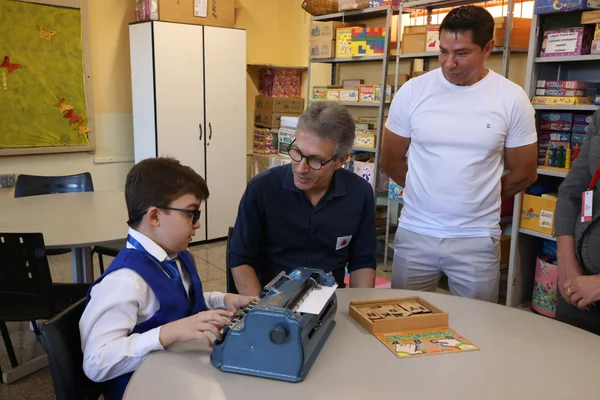 Governador vistoria escolas estaduais no Triângulo Mineiro e Alto Paranaíba, se encontra com população e visita Apae na região