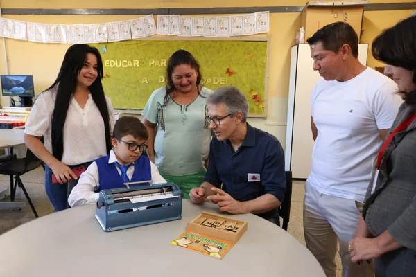 Governador vistoria escolas estaduais no Triângulo Mineiro e Alto Paranaíba, se encontra com população e visita Apae na região