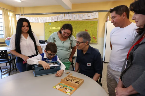 Governador vistoria escolas estaduais no Triângulo Mineiro e Alto Paranaíba, se encontra com população e visita Apae na região