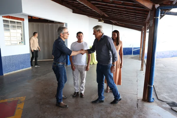 Governador vistoria escolas estaduais no Triângulo Mineiro e Alto Paranaíba, se encontra com população e visita Apae na região