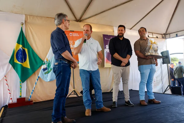 Governador vistoria escolas estaduais no Triângulo Mineiro e Alto Paranaíba, se encontra com população e visita Apae na região
