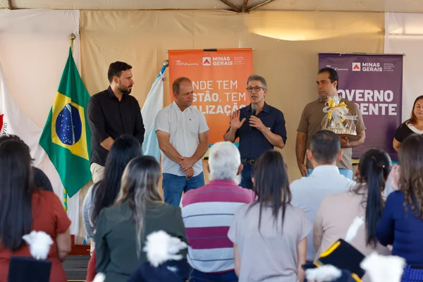 Governador vistoria escolas estaduais no Triângulo Mineiro e Alto Paranaíba, se encontra com população e visita Apae na região